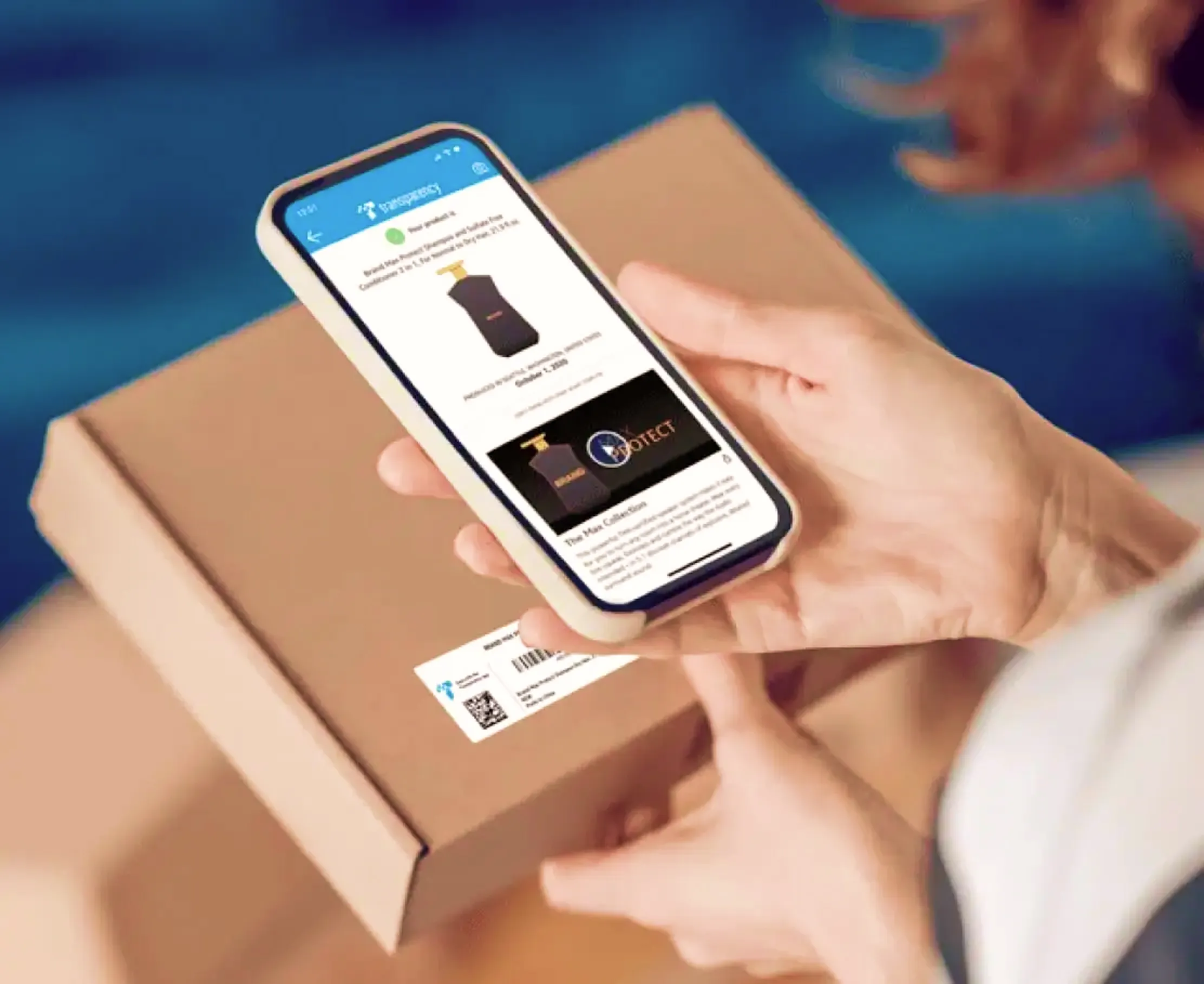 Klient skanujący etykietę Transparency na pudełku produktu aplikacją Amazon